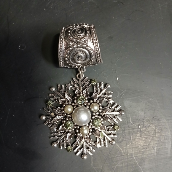 Large huge silvertone snowflake green crystal faux pearl pendant marked gb - Picture 6 of 6